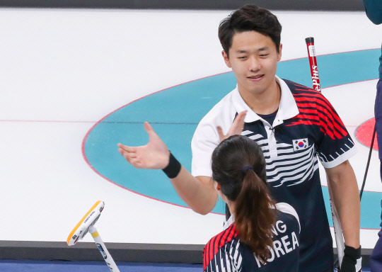 [올림픽] 첫 승리 거둔 이기정-장혜지  2018 평창올림픽 개막을 하루 앞둔 8일 오전 강릉컬링센터에서 열린 컬링 믹스더블(혼성 2인조) 예선 1차전 한국 대 핀란드 경기에서 이기정과 장혜지가 승리를 확정 지은 뒤 기뻐하고 있다.